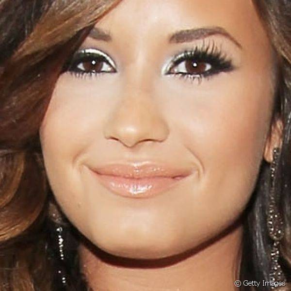 Demi Lovato combinou a sombra prateada como o vestido que usou no MTV Video Music Awards 2011